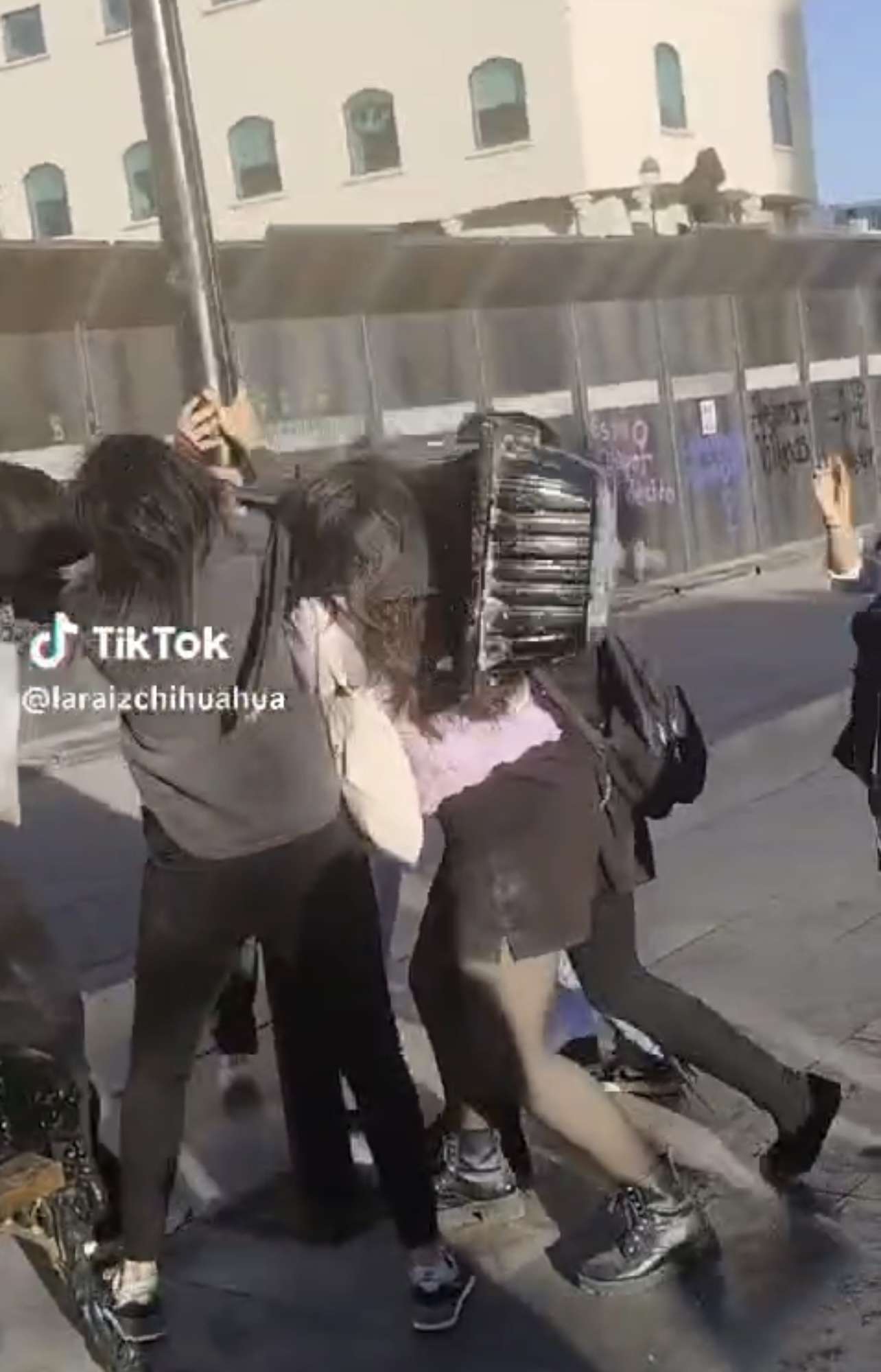 Resulta manifestante herida tras caerle una lámpara de luz