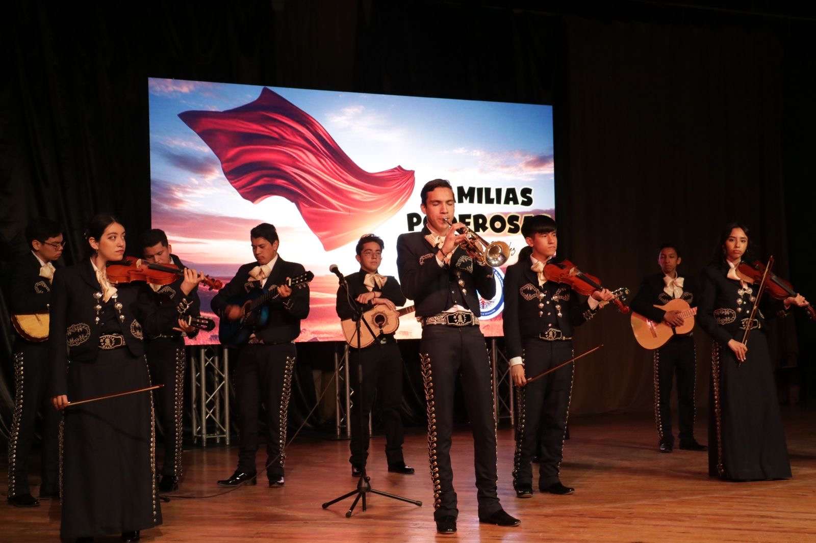 Ofrece Mauricio Clay González conferencia