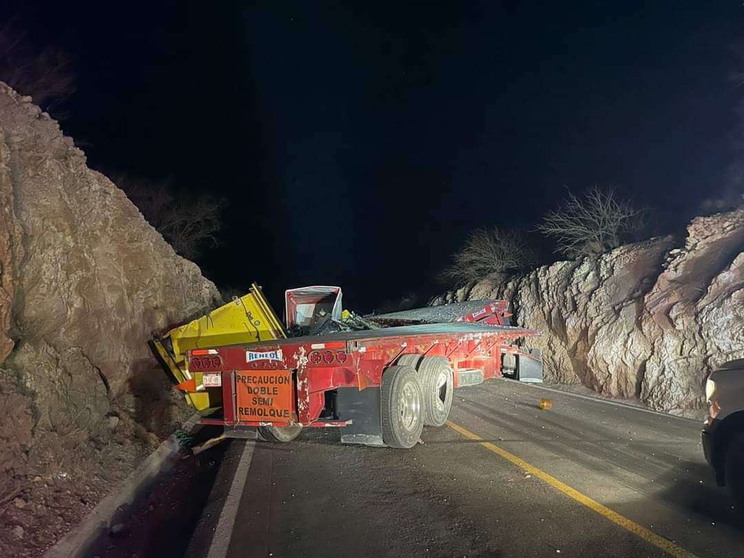 Accidente en tramo carretera deja calcinados a traileros