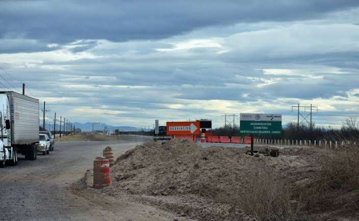 Atienden Bomberos a persona tirada en carretera de Sección Hidalgo