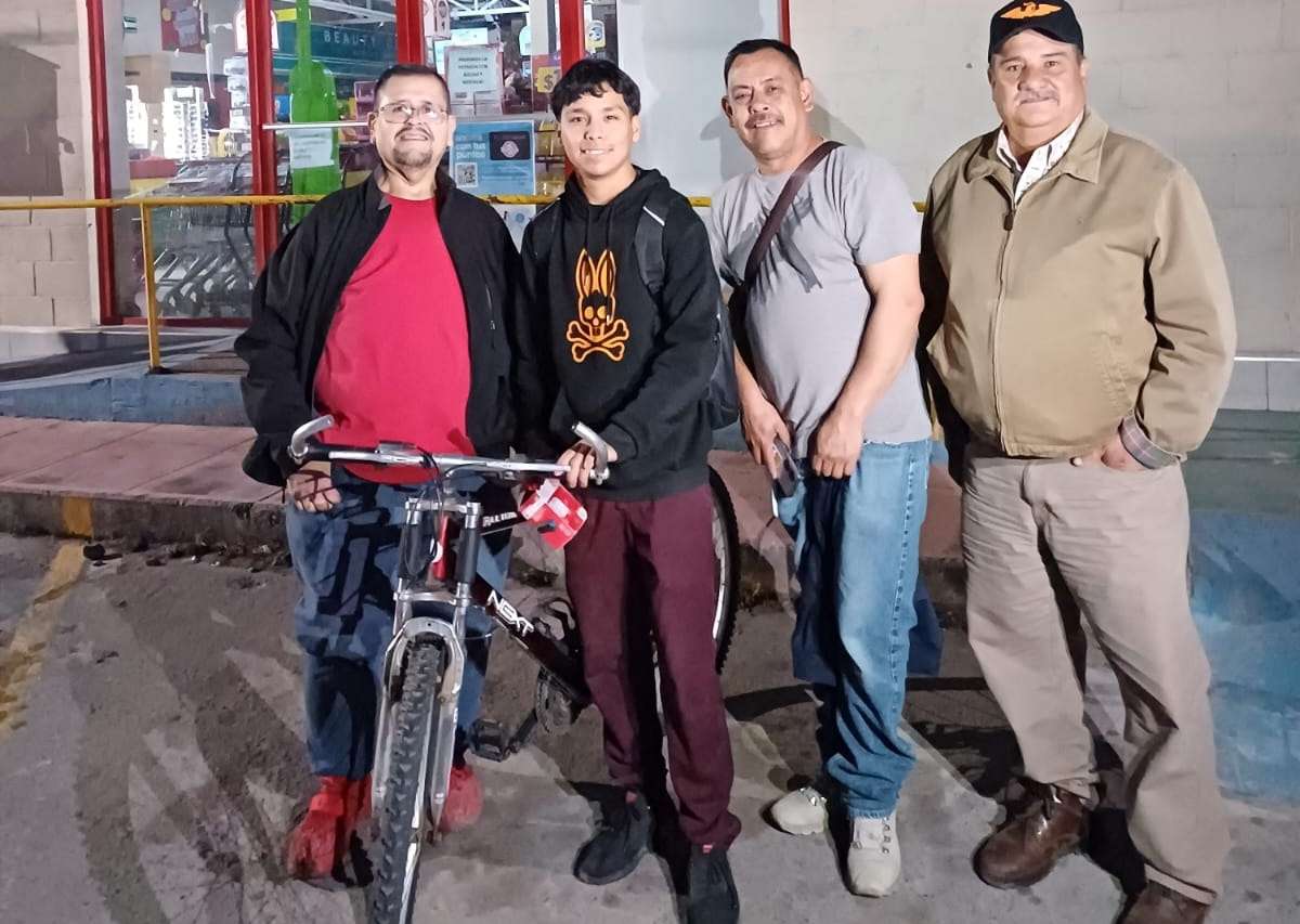 Obsequian bicicleta a joven que sufrió de robo