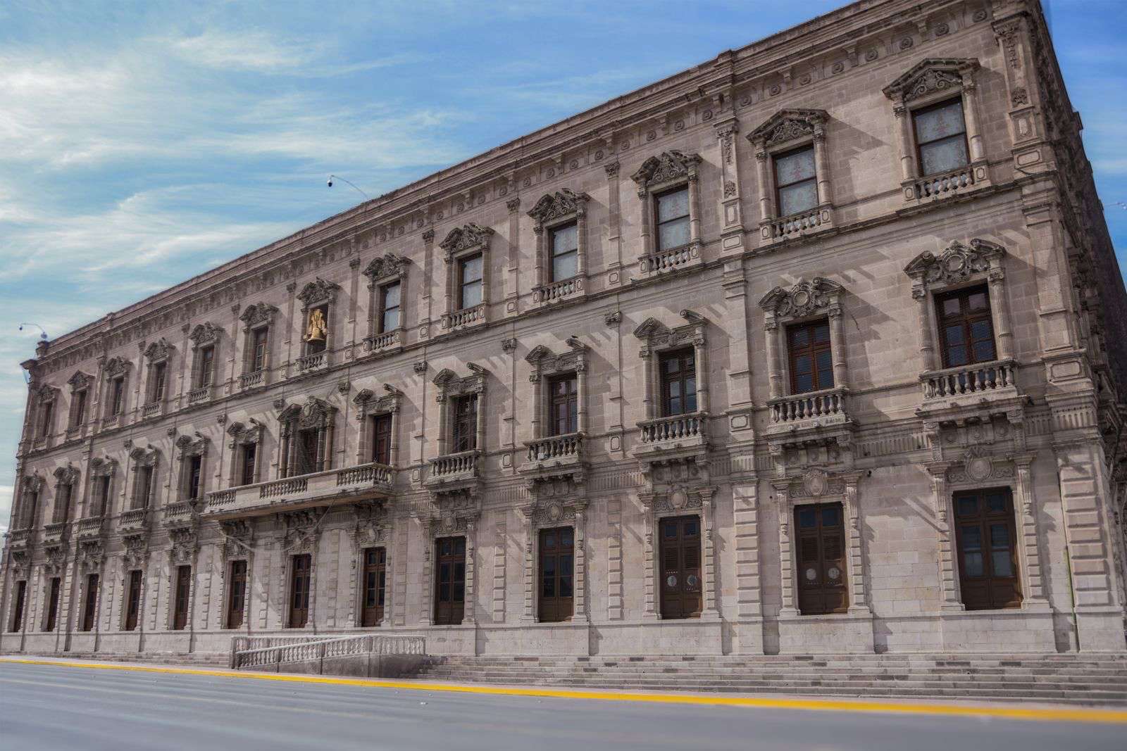 Iluminará Palacio de Gobierno con el distintivo color azul de la Real Fuerza Aérea Canadiense