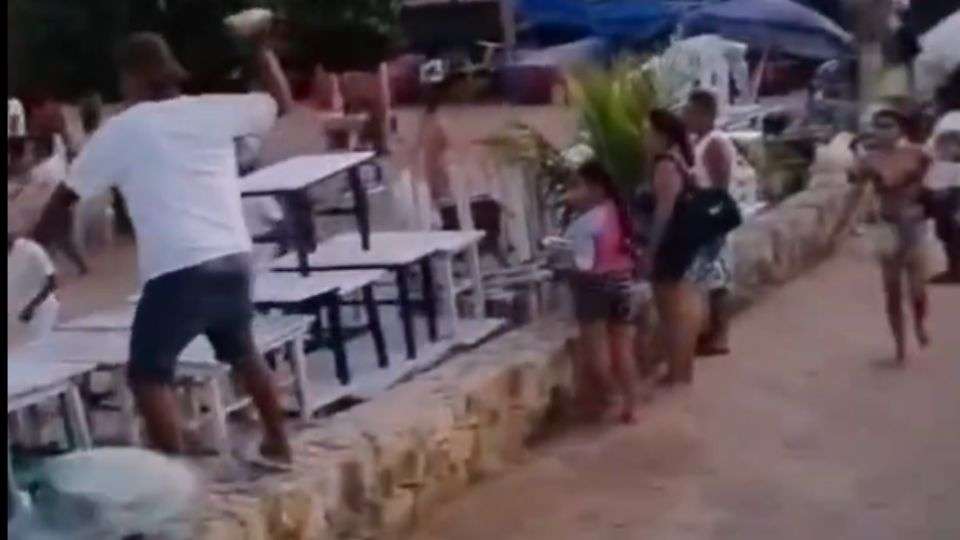 Arman pelea campal turistas y vendedores en playa Caleta