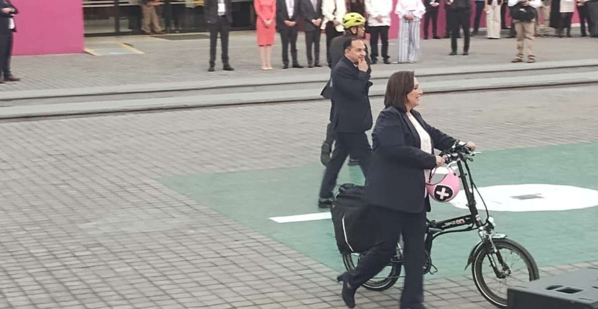 Xóchitl Gálvez llega en bicicleta al INE para el primer debate presidencial