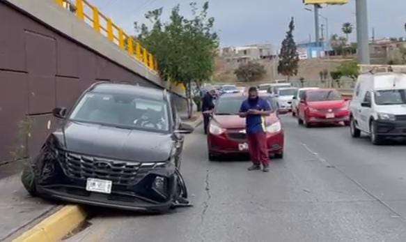 Resulta mujer herida al chocar contra una valla en La Cantera | La ...