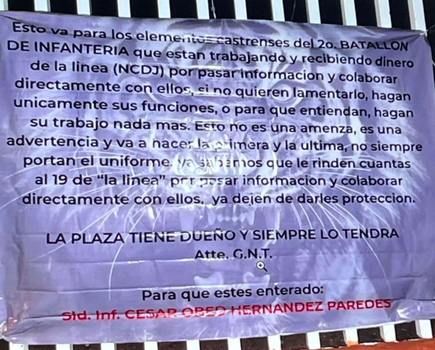 Cuelgan lonas en Cuauhtémoc acusando a soldados de apoyar a La Línea