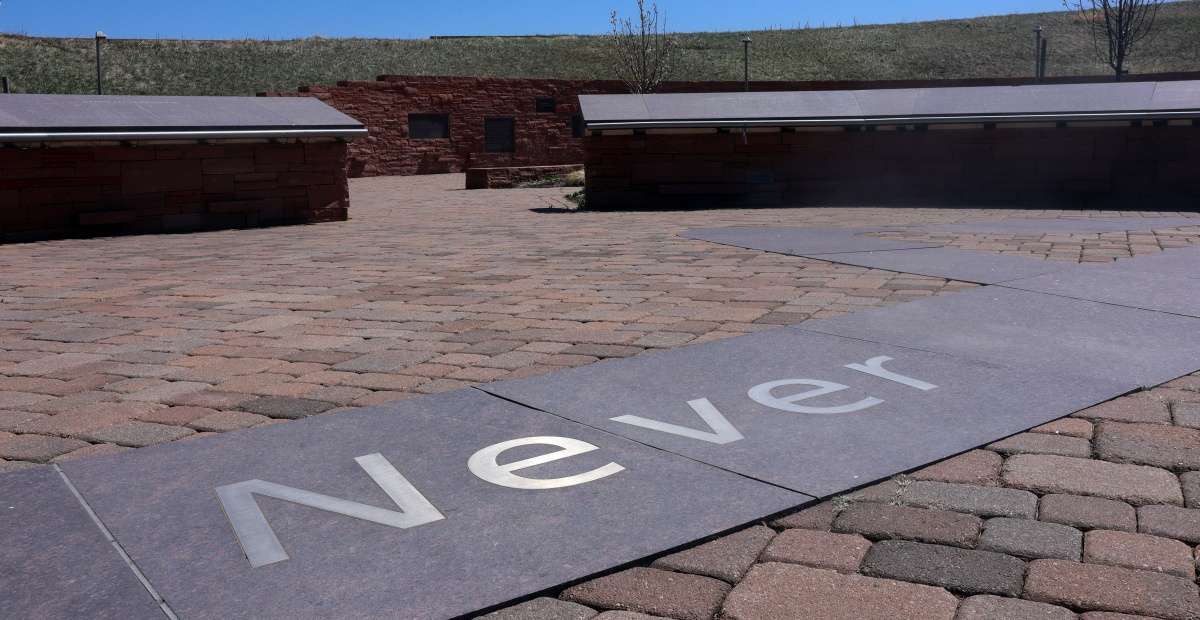 Recuerda Columbine a víctimas de tiroteo masivo en una escuela