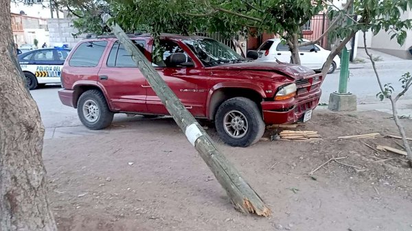 Conductor ebrio choca contra poste en Villas del Rey | La Opción de ...