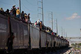 Cruza el estado tren repleto de migrantes en los techos de los carros