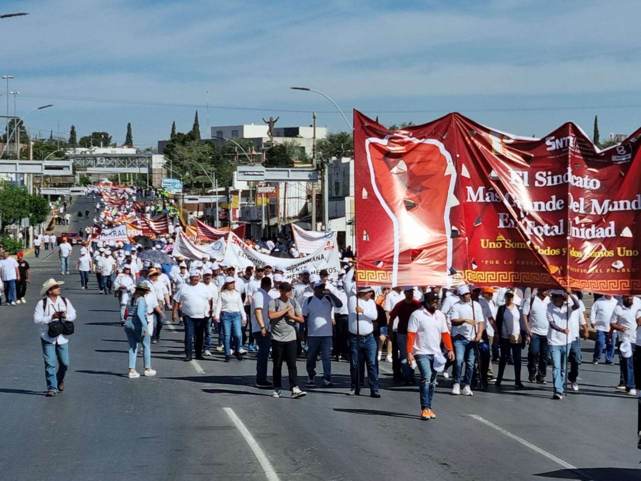 Encabeza el magisterio el desfile del 1o de mayo | La Opción de Chihuahua