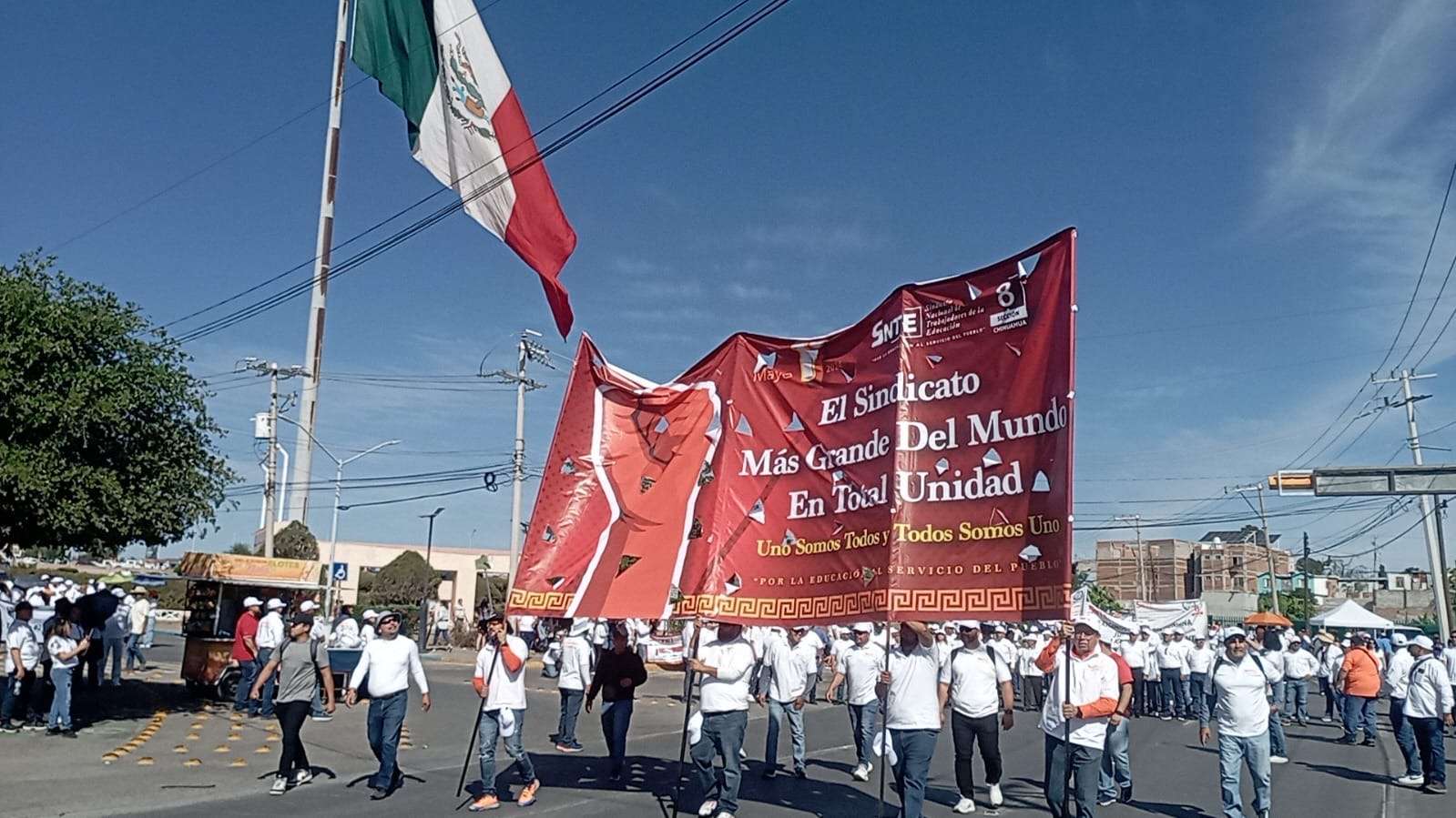 Encabeza el magisterio el desfile del 1o de mayo | La Opción de Chihuahua