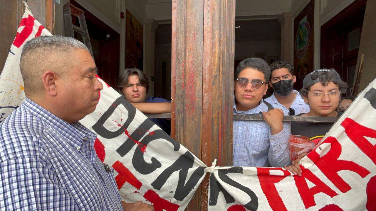 Ofrece rector audiencia a estudiantes pero se niegan