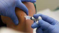 Arroja resultados positivos vacuna combinada contra el covid y la gripe