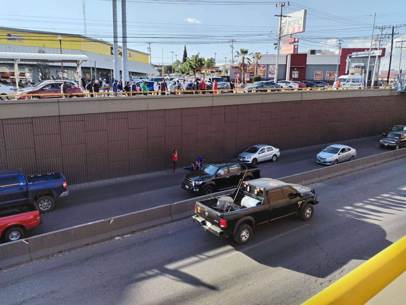 Cae de paso a desnivel en Plaza la Sierra tras comprarse moto