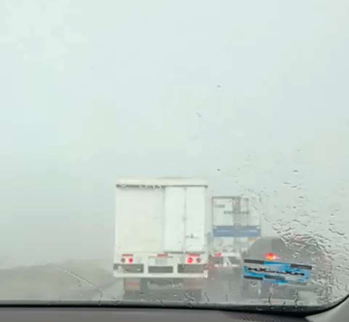 Inician las primeras lluvias en la carretera de Samalayuca