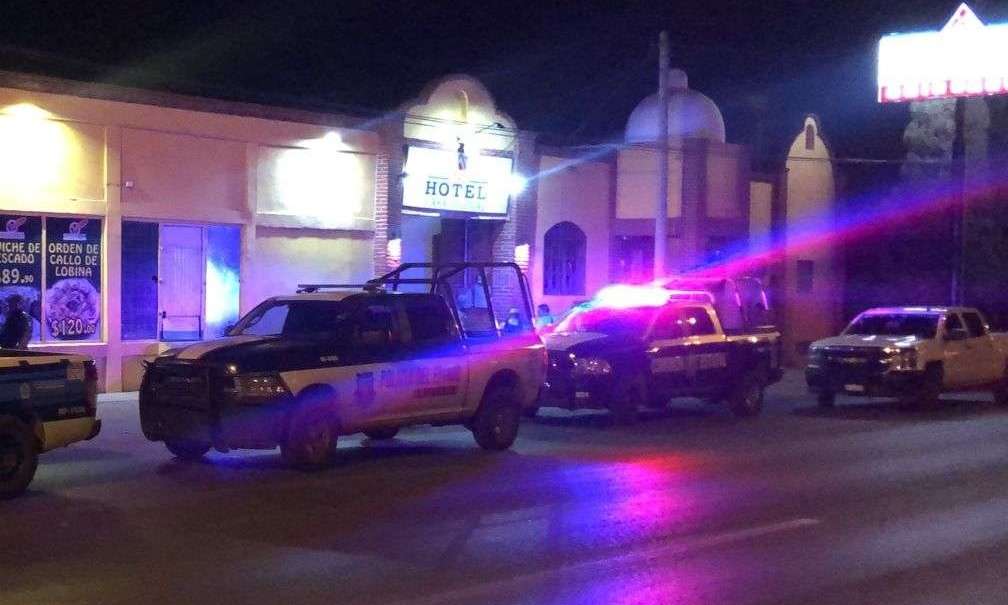 Detienen a hombre con arma en Motel 