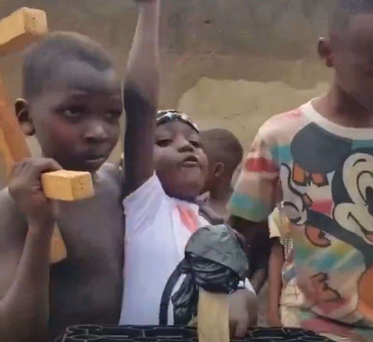 VIDEO| Niños en Uganda recrean el atentado contra Donald Trump
