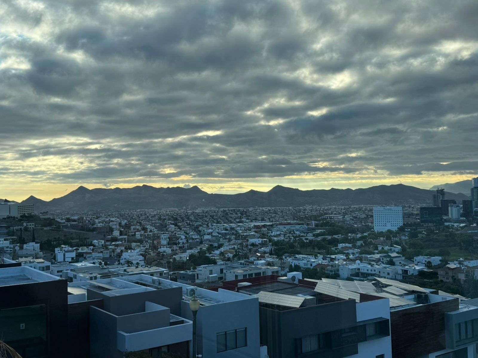 Pronostican domingo nublado; lunes y martes caerá tormenta