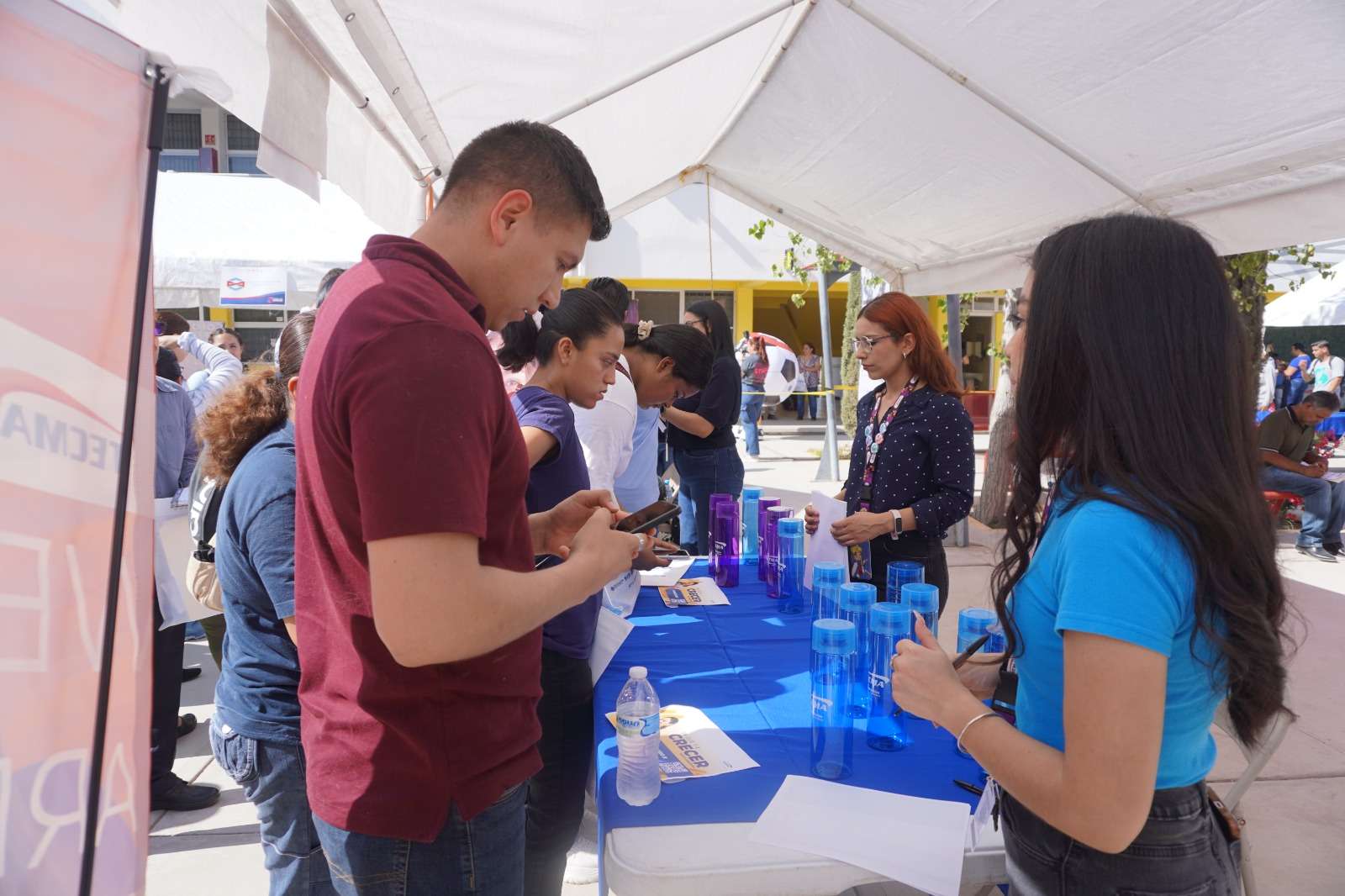 Asisten más de mil 300 personas a la tercer Feria de Empleo | La Opción ...