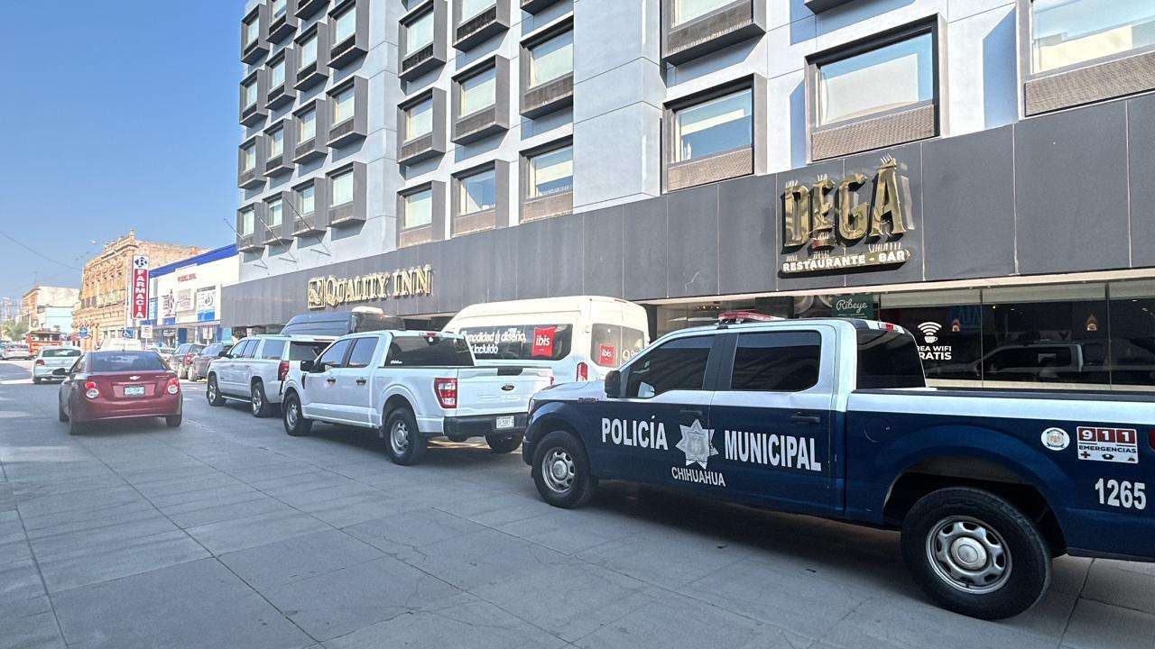 Dejan en doble fila vehículos oficiales para asistir a reunión