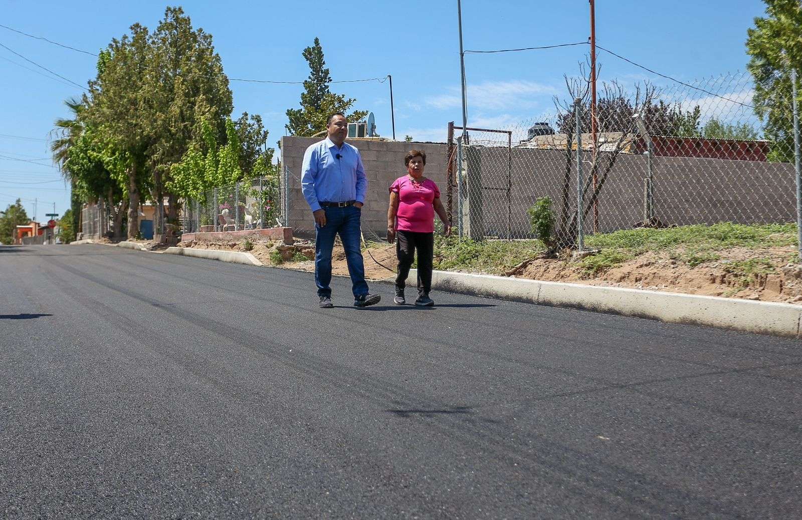 Supervisa pavimentación Jesús Valenciano y vecina de El Alamito
