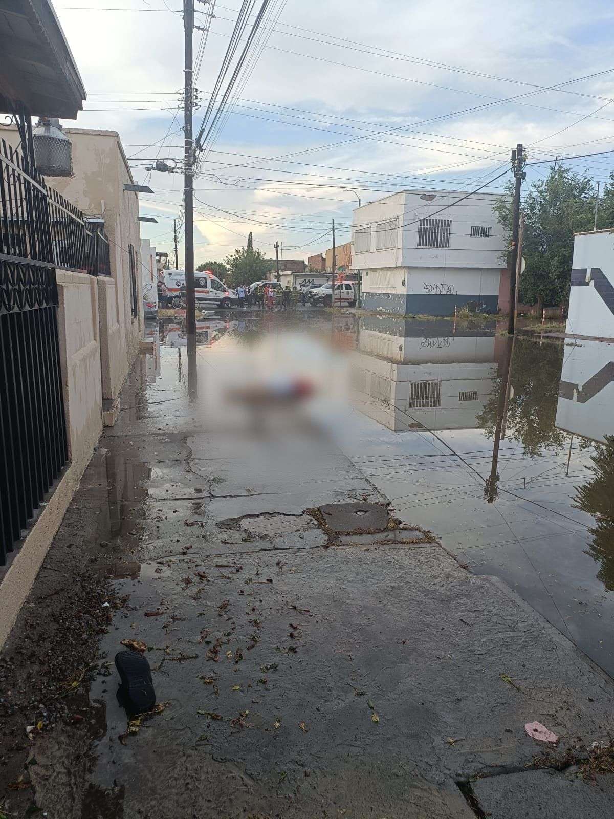 Apoyan bomberos en zona de la Hidalgo donde un hombre se electrocutó