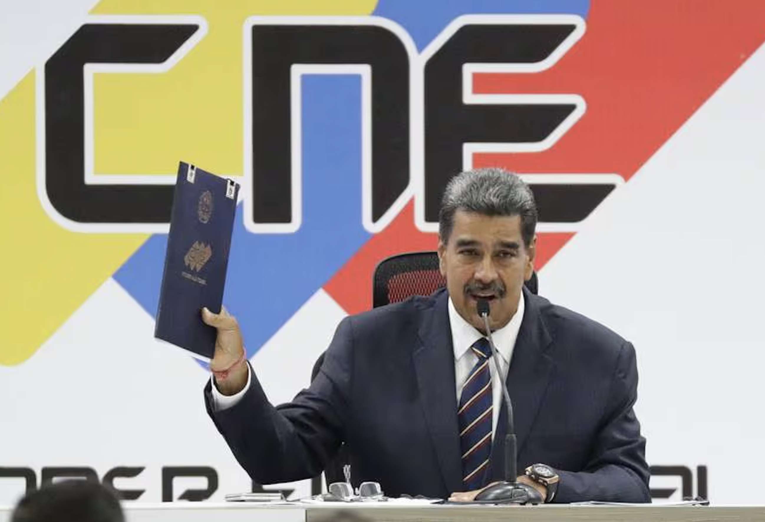 Se ampara Maduro para defender su reelección 