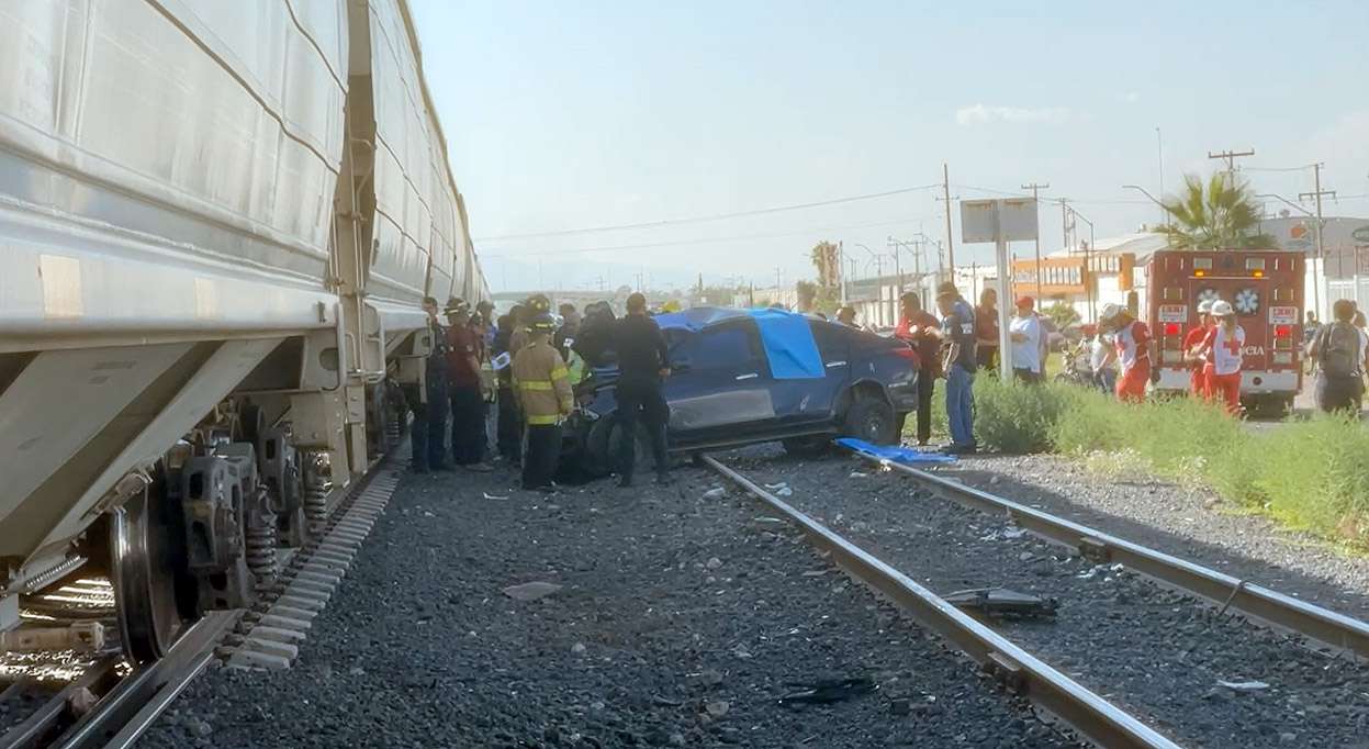 Mueren madre e hija al ser chocado su auto por el tren en Delicias