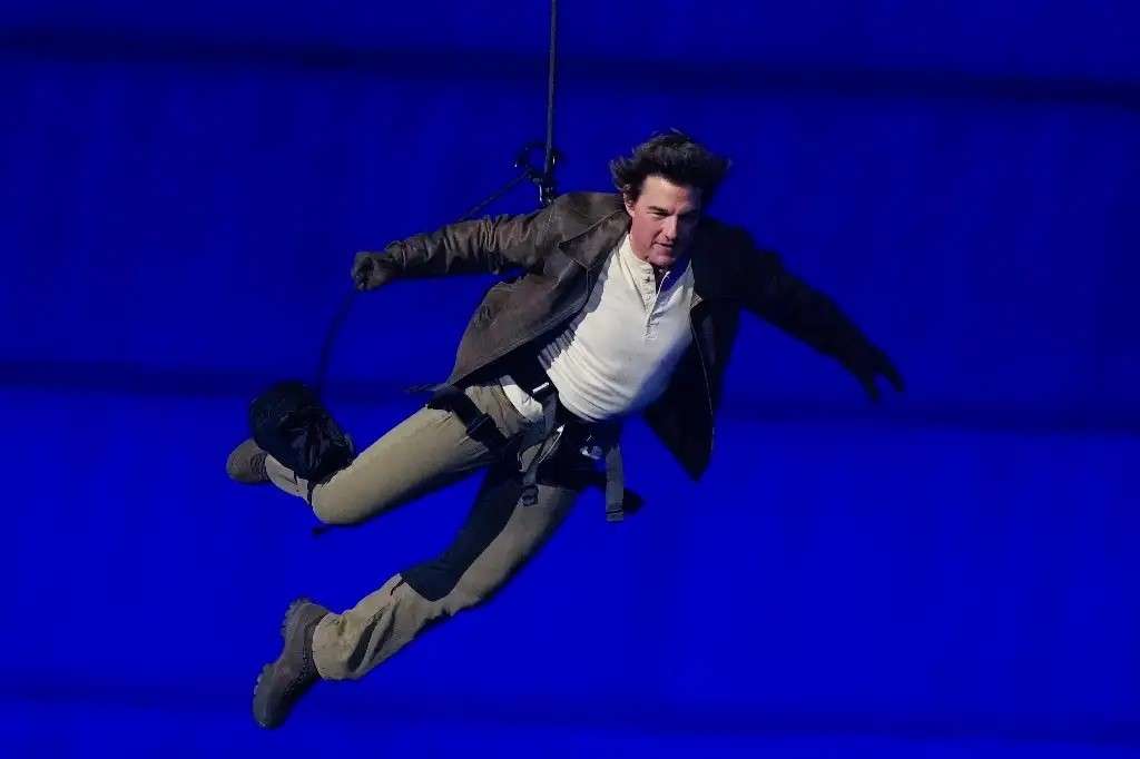 Actúa Tom Cruise en la ceremonia de clausura de París 2024