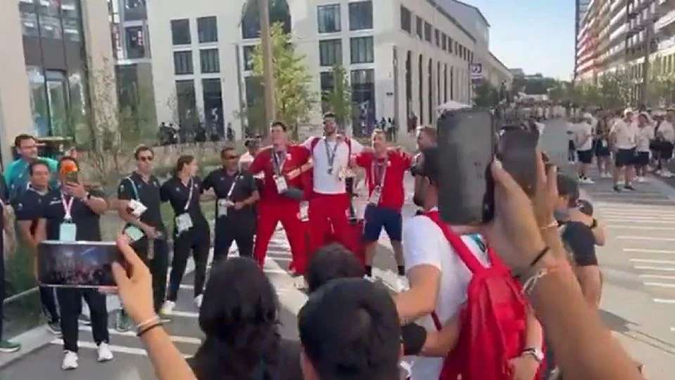 ¡Sigo siendo El Rey! Suena José Alfredo Jiménez en clausura de París 2024 
