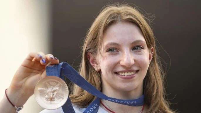 Recibe la rumana Ana Barbosu la medalla de bronce que le quitaron a la gimnasta Jordan Chiles