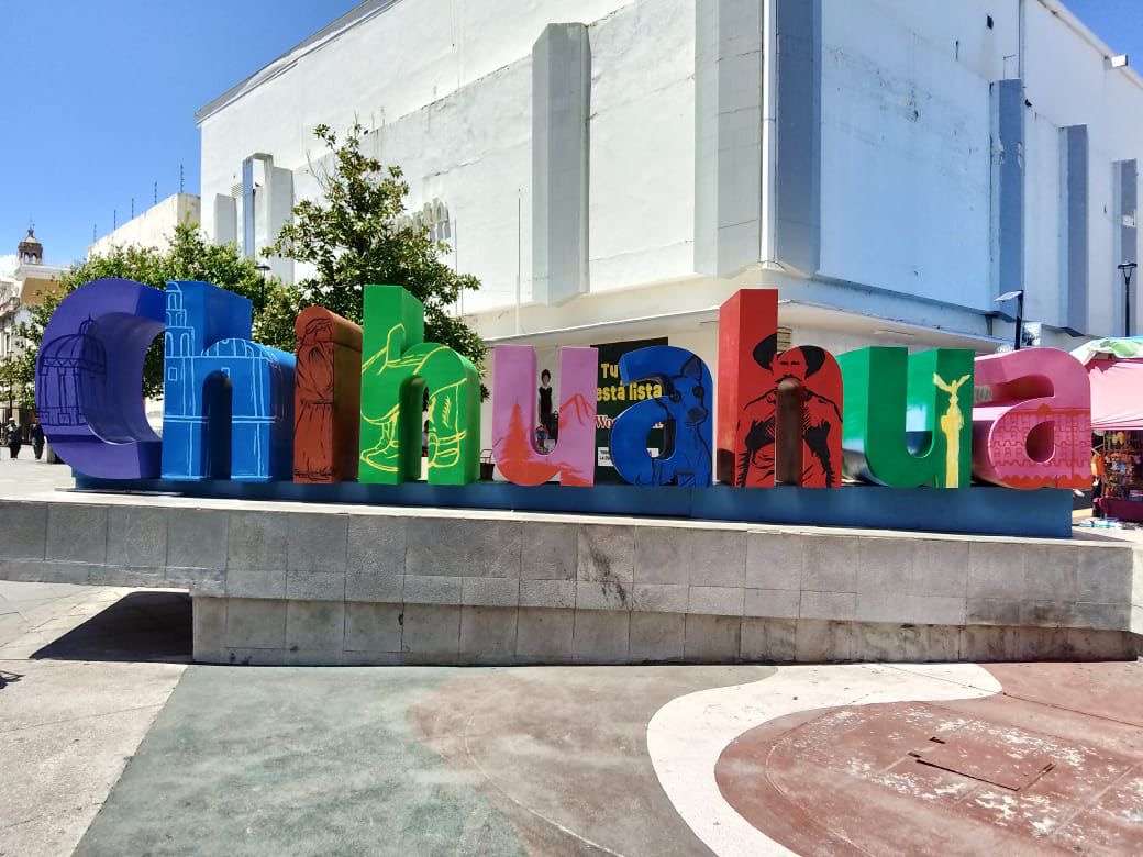 Pintan las letras de Chihuahua de la calle Victoria