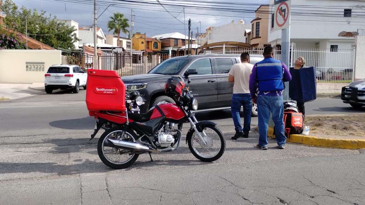 Estrella jovencita su moto contra una Suburban
