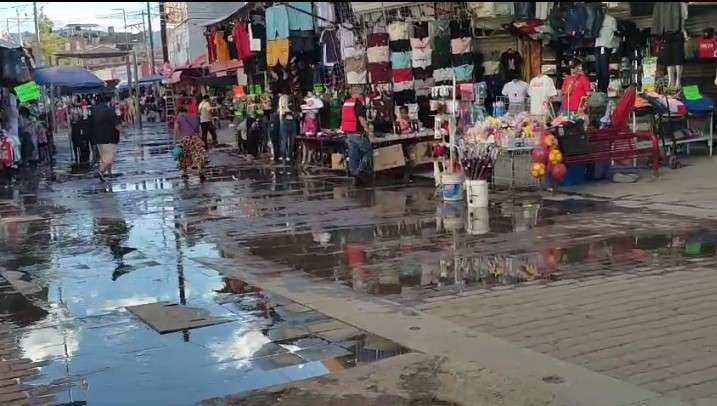 Tapones de basura y grasa provocan río de aguas negras en Centro Histórico 