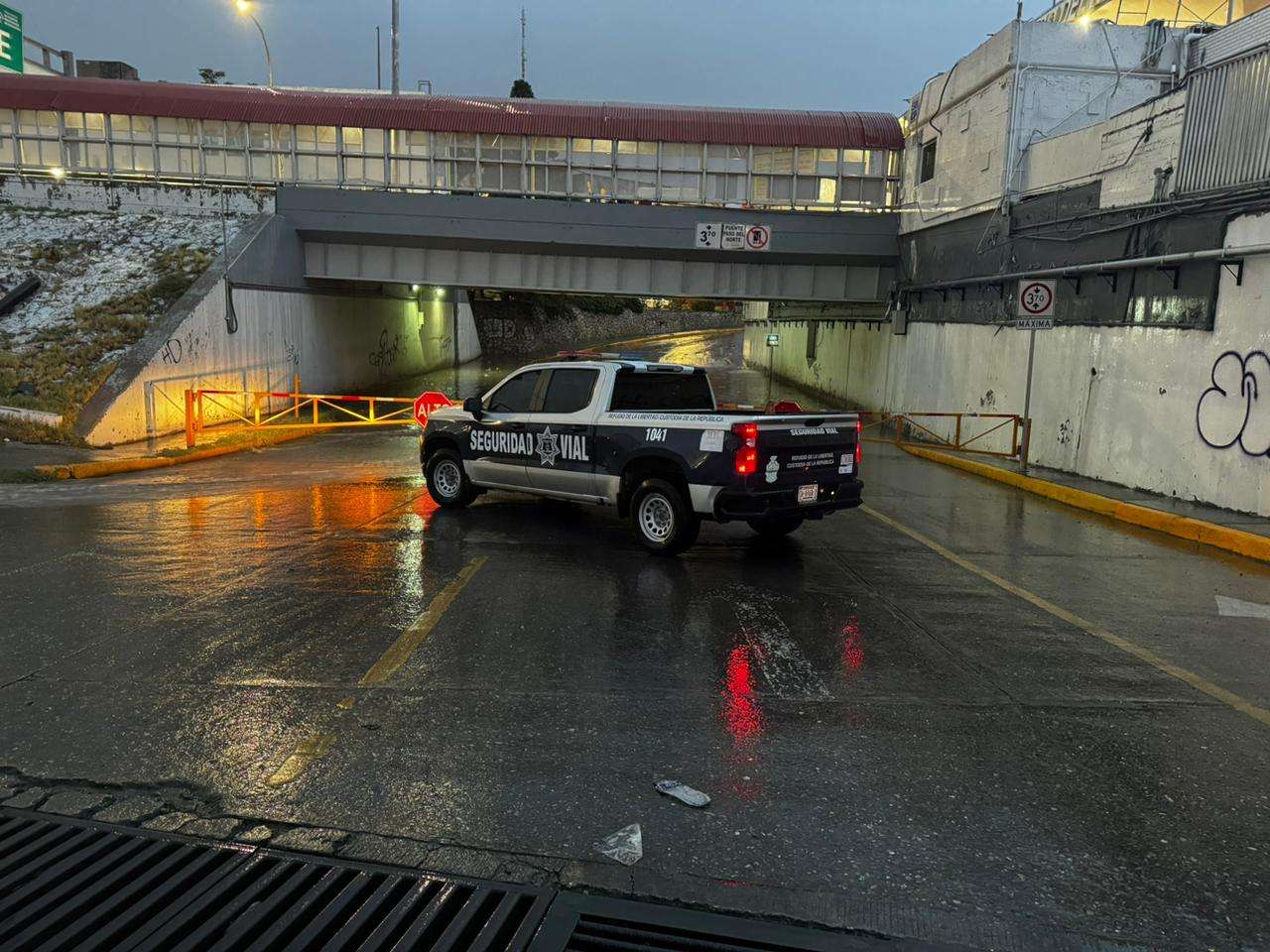 Fuertes lluvias provocan inundaciones en distintas zonas de la ciudad 