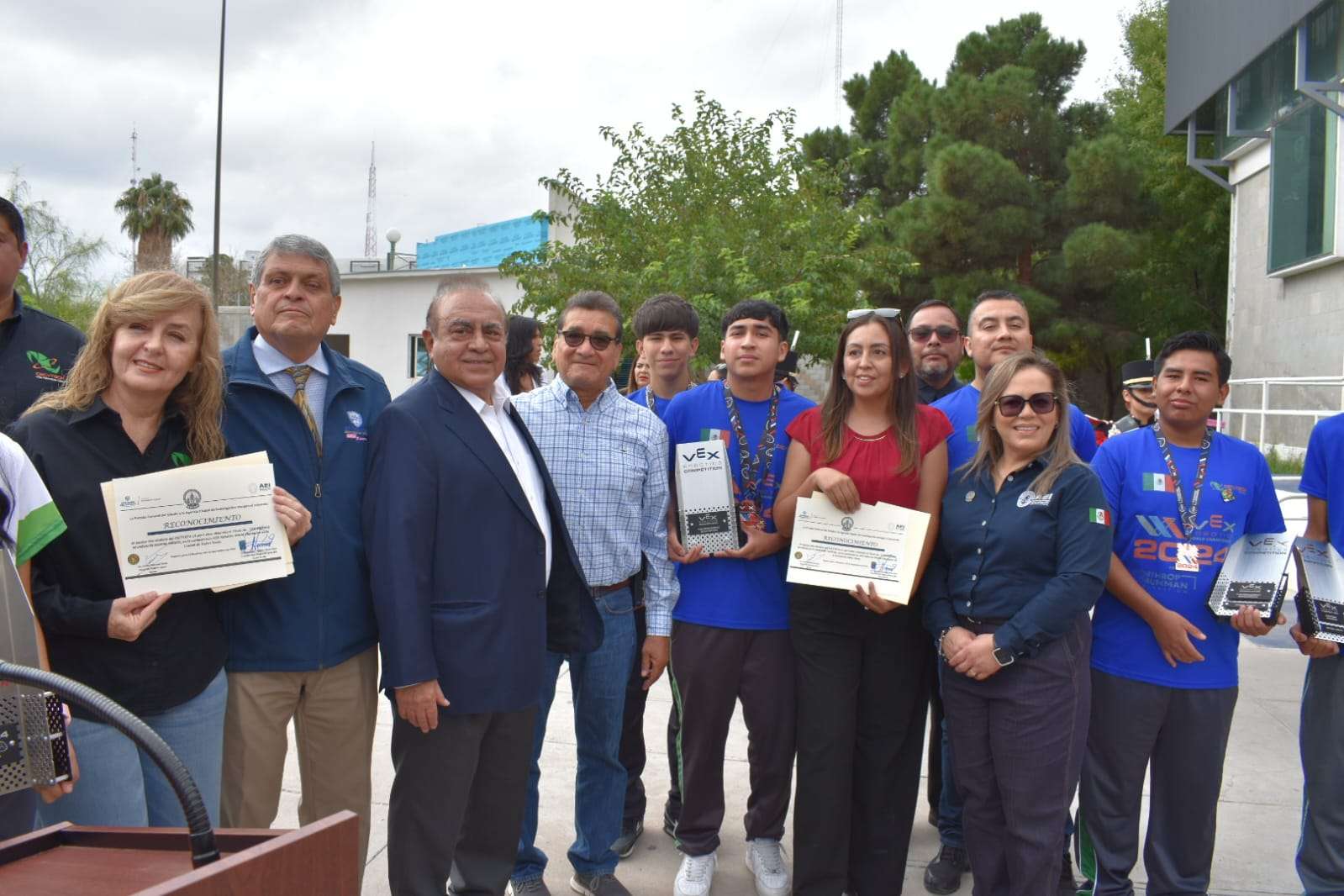 Estudiantes de Cecytech 14 rinden honores a la bandera en Fiscalía Zona ...