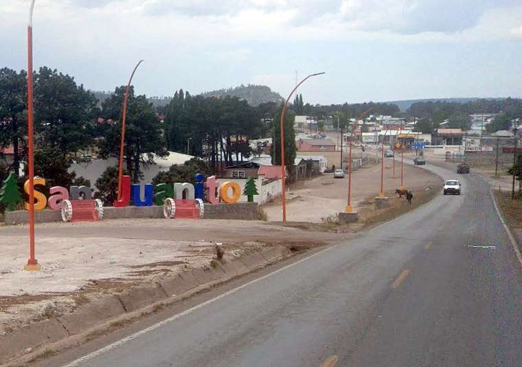 A punta de balazos huyen 2 de estatales en San Juanito