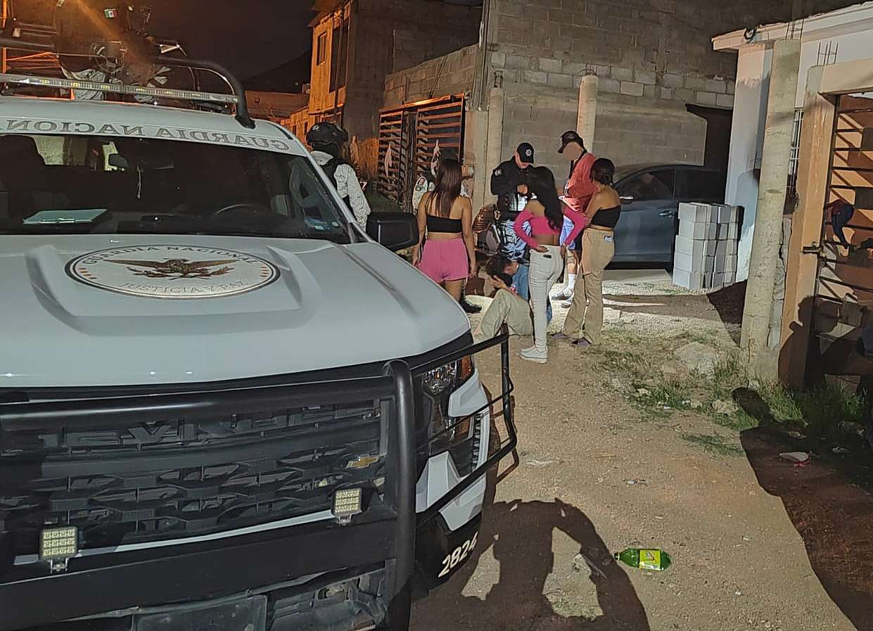 Allanan soldados casa para golpear a moradores