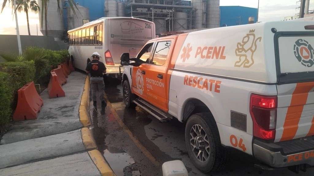 Choque entre tráiler y autobús deja cuatro fallecidos
