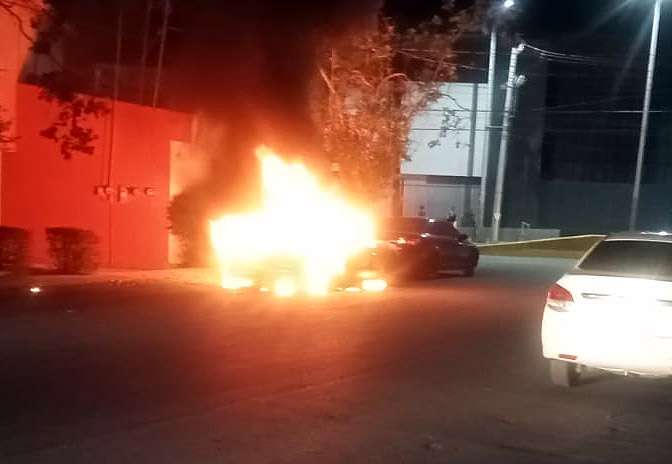 Queman auto en la colonia San Felipe