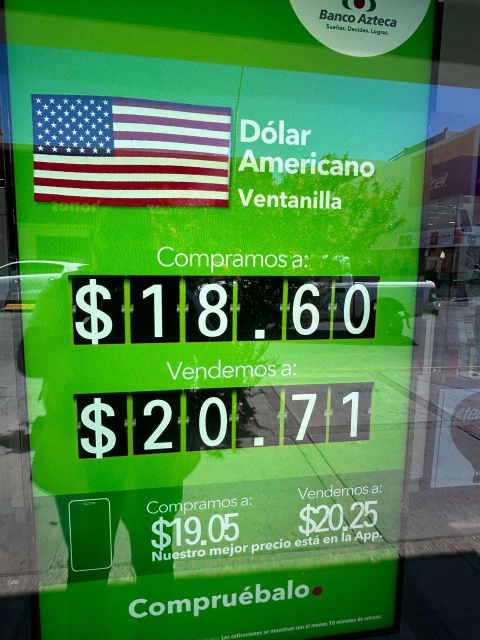 Cartel de cotizaciones del dólar en ventanilla de banco