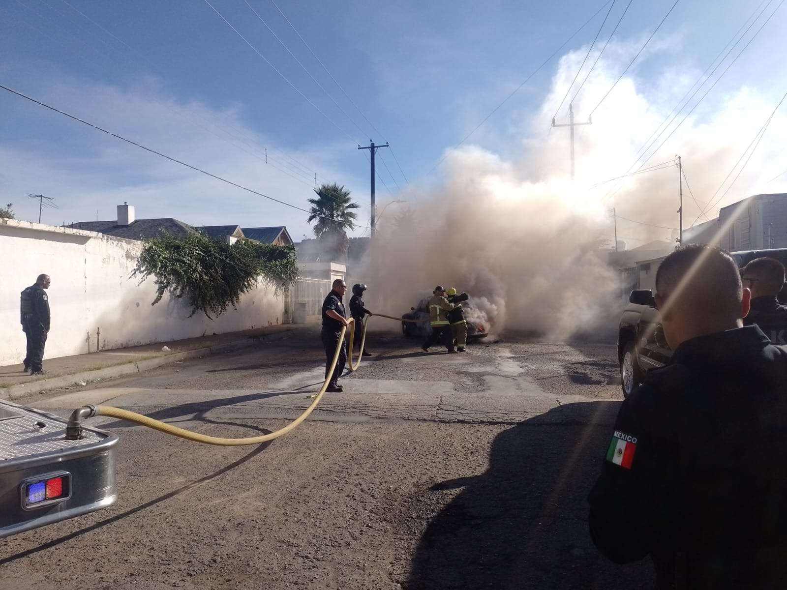 Arde carro tras derramar gasolina en Cuauhtémoc