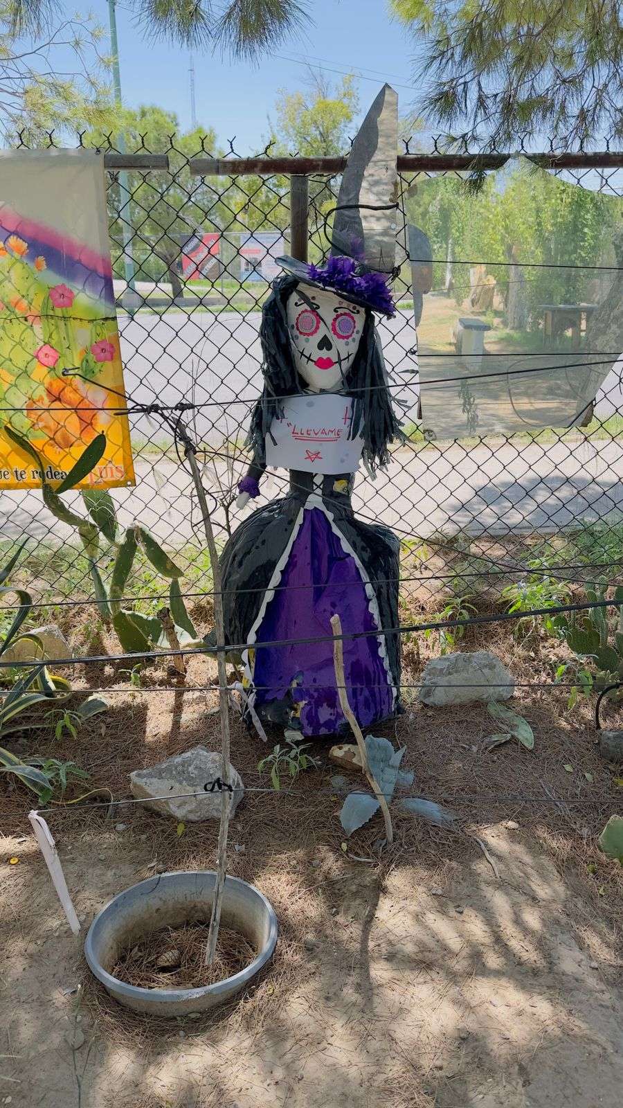 Dejan piñata de la Catrina con el letrero Llévame en parque