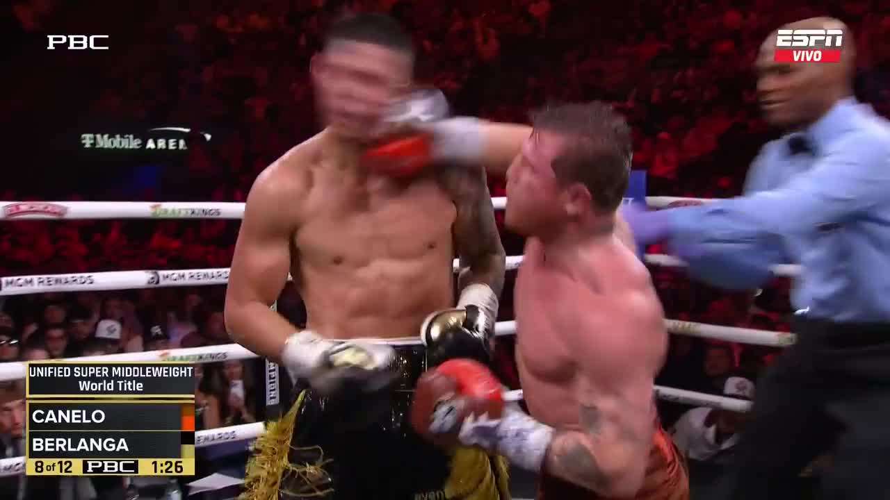 Aplica Berlanga cabezazo y Canelo le responde con derechazo