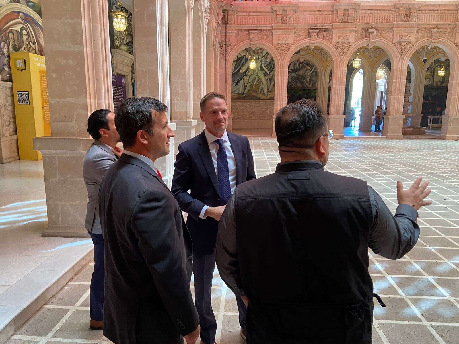 Arriba Maru a Palacio para reunión con el embajador Ken Salazar | La ...