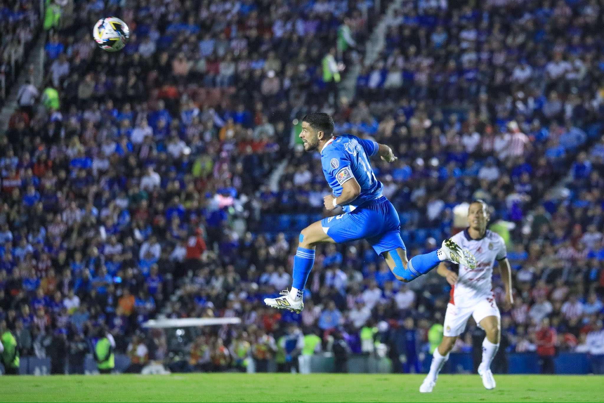 Vence Cruz Azul a Chivas y se mantiene en la cima del Apertura