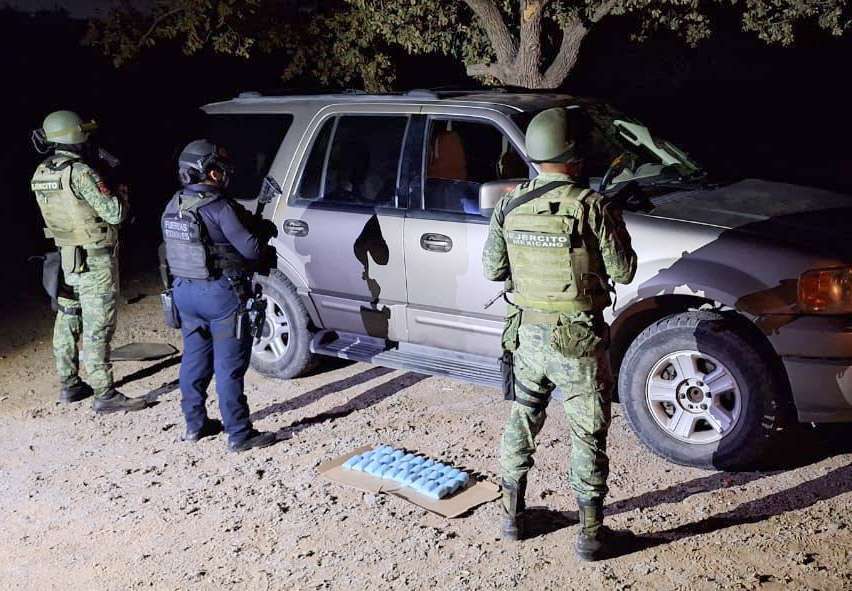 Abandonan camioneta con 9 mil pastillas de fentanilo