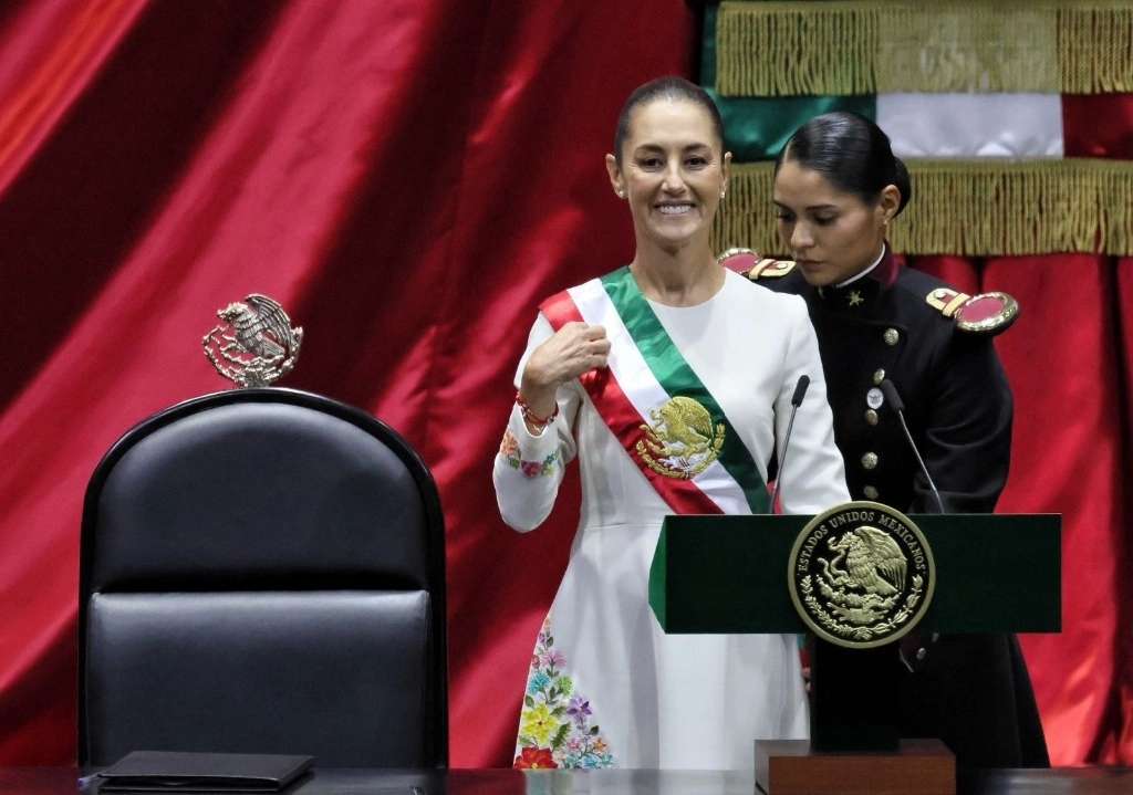Imponen a Claudia Sheinbaum la banda presidencial