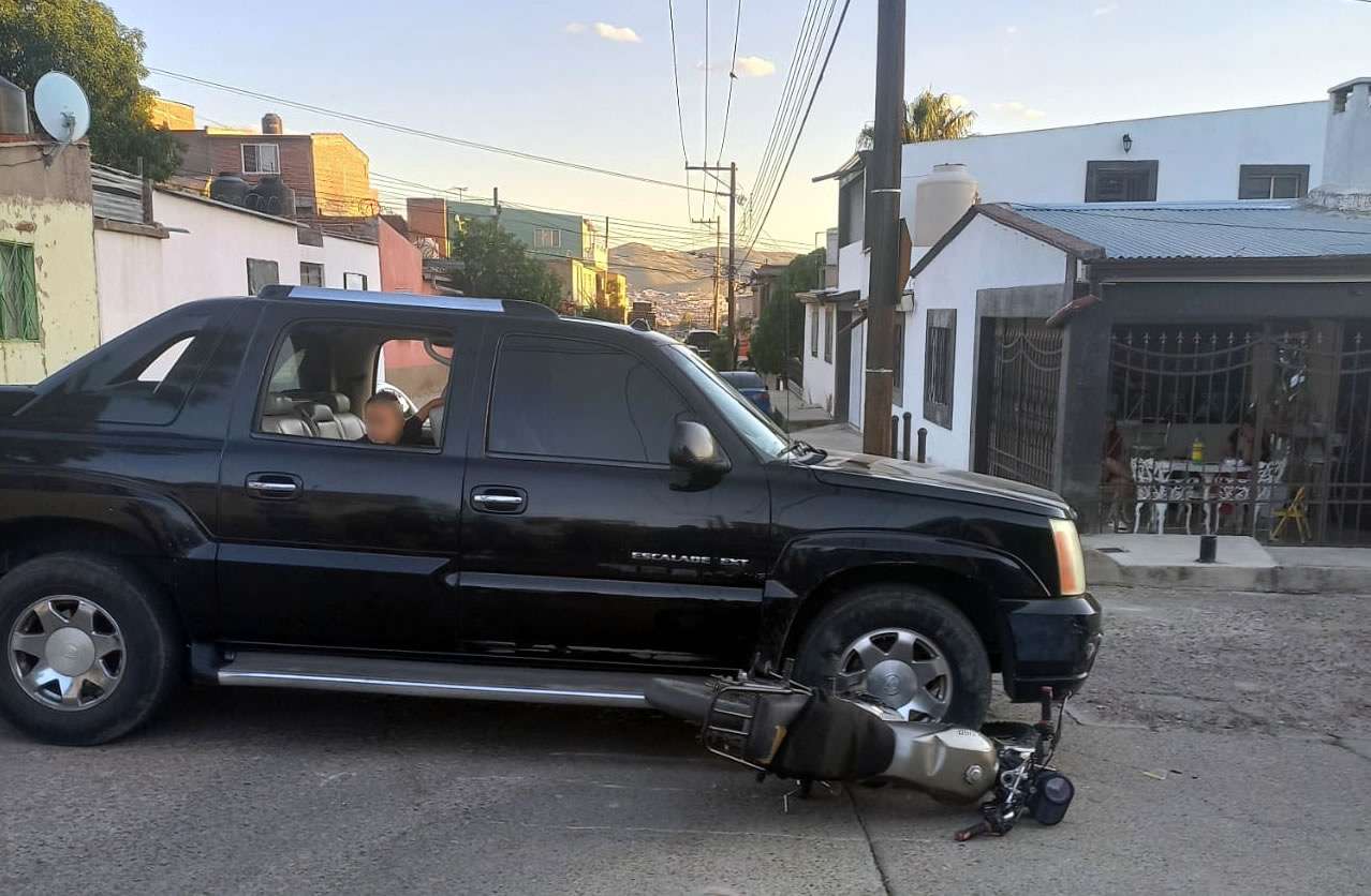 Choca y derriba con su Escalade a un motociclista