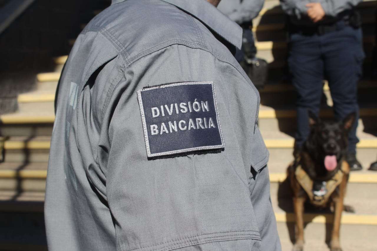 Policía de la bancaria ebrio arma balacera